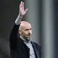 Pelatih MU, Erik Ten Hag melambaikan tangannya ke arah penonton saat pertandingan lanjutan Grup A Liga Champions 2023/2024 antara FC Copenhagen melawan MU yang berlangsung di Stadion Parken, Denmark, Kamis (9/11/2023) dini hari WIB. (AFP/Jonathan Nackstrand)