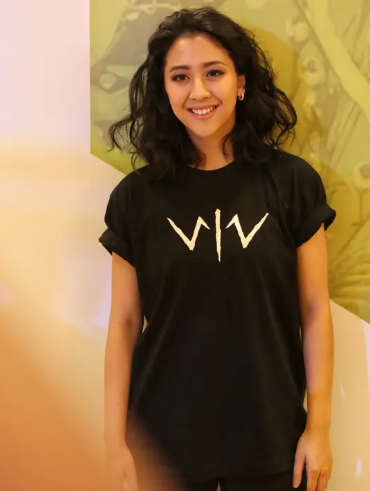 Menyadari kelemahannya, Sherina tidak tinggal diam. Ia mencoba untuk berdiskusi dengan sang sutradara, Lala Timothy. Untungnya, ia dibebaskan dalam memerankan sosok Anggini walaupun masih harus dalam benang merahnya. (Adrian Putra/Bintang.com)