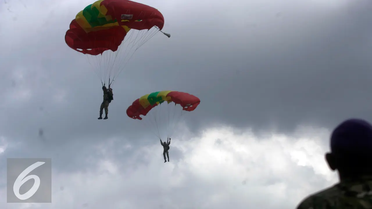 20160801- Terjun Payung di UGM-Yogya- Boy Harjanto