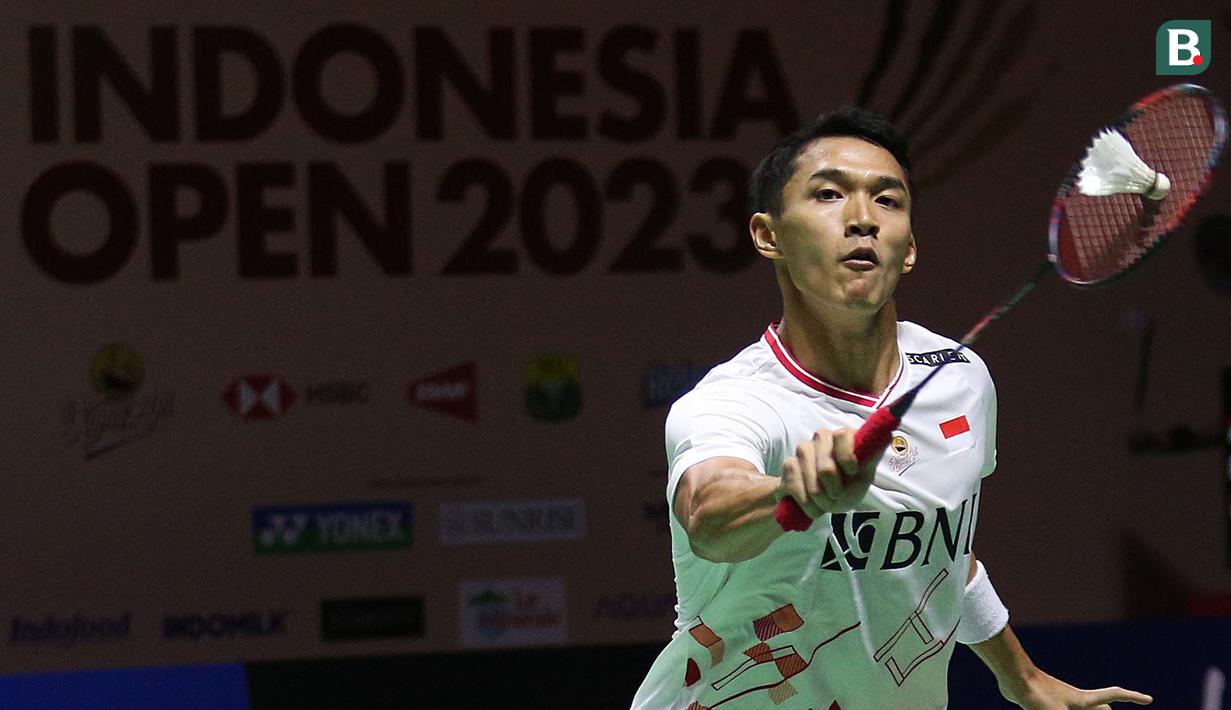 Pebulu tangkis tunggal putra Indonesia, Jonatan Christie berusaha mengembalikan shuttlecock dari serangan Anthony Ginting dalam pertandingan perempat final Indonesia Open 2023 di Istora Senayan, Jakarta, Rabu (14/6/2023). (Bola.com/Bagaskara Lazuardi)