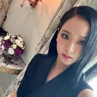 Riasan mata ditekan secara halus dengan menyusun alis menggunakan Diorshow Brow Styler dan Diorshow on set brow untuk efek alami. [Dior]