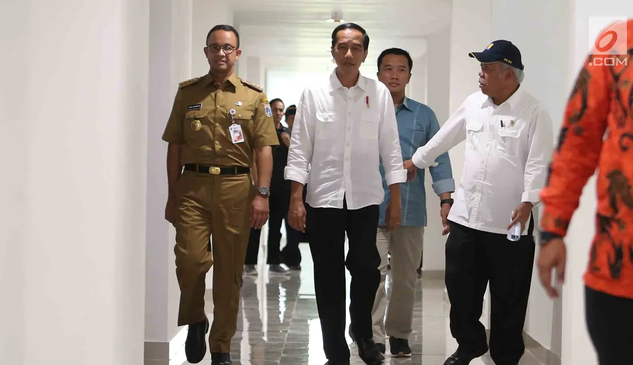 Presiden Joko Widodo didampingi Gubernur DKI Anies Baswedan, Menteri PUPR Basuki dan Menpora Imam Nahrawi berjalan di lorong saat meninjau wisma atlet Asian Games 2018 di Kemayoran, Jakarta, Senin (26/2). (Liputan6.com/Angga Yuniar)