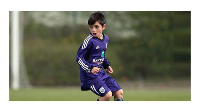 Pietro Tomaselli, wonderkid 11 tahun milik AS Roma melakukan juggling dengan bola tenis dan juga pingpong. Tidak heran jika ia kerap disebut Lionel Messi masa depan.