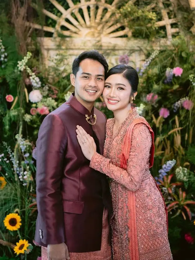 Febby Rastanty Saat Tunangan dengan Anggota Polisi. [@evalovira]