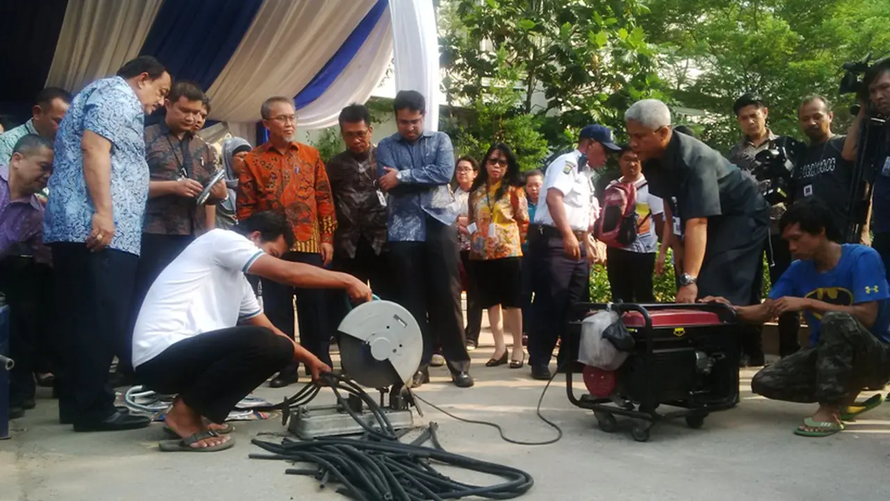 Sekitar 1.990 selang karet elpijinya dimusnahkan Kemendag (Fiki Ariyanti/Liputan6.com)