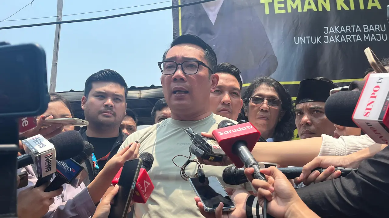 Bakal Calon Gubernur Jakarta, Ridwan Kamil (RK) usai mengunjungi Posko Makan Bergizi Gratis di Warakas, Tanjung Priok, Jakarta Utara, Jumat (20/9/2024).