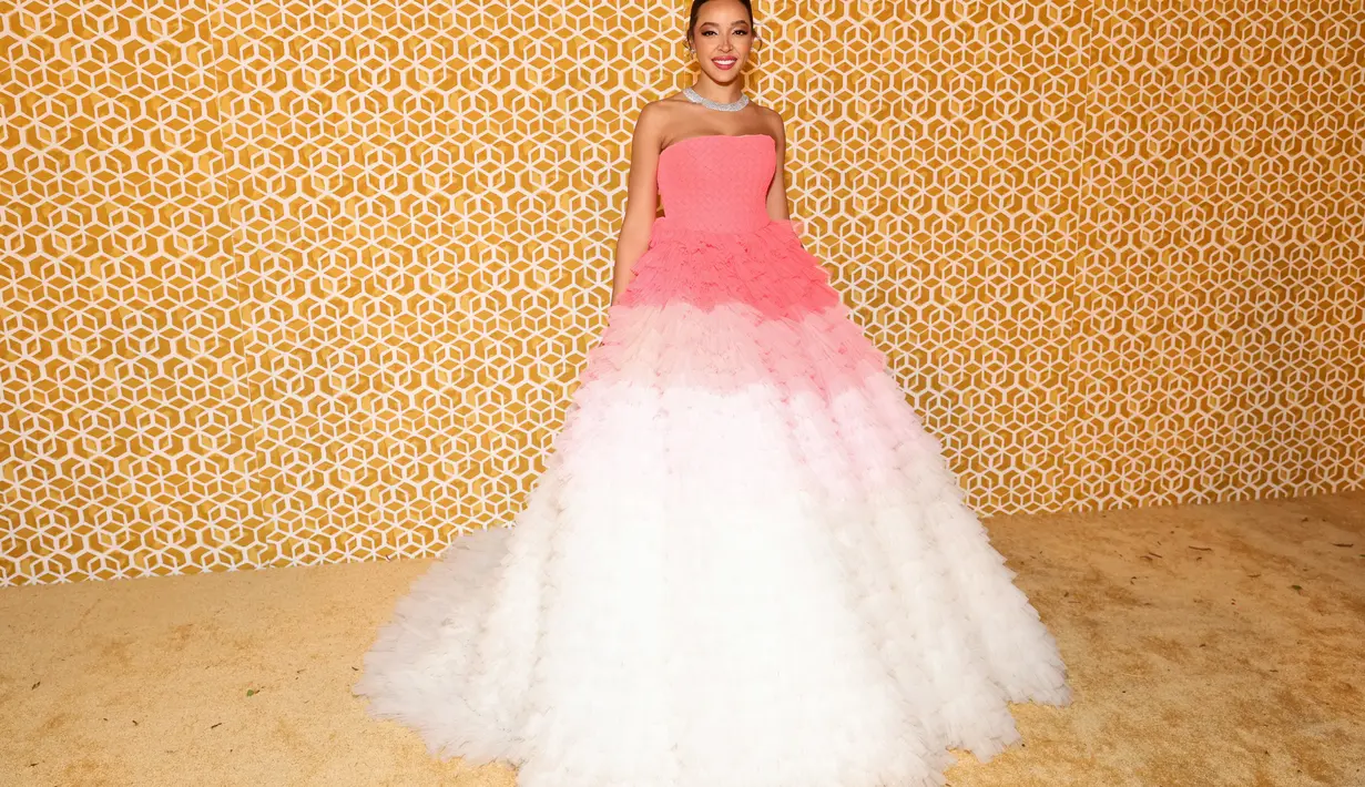 Tinashe berpose saat menghadiri amfAR Gala Los Angeles 2022 di Pacific Design Center di West Hollywood, California pada 3 November 2022. Penyanyi kelahiran Kentucky, 29 tahun, tampak seperti putri nyata dalam balutan gaun ombré pink tanpa lengan dengan lapisan ruffle yang mewah. (Emma McIntyre/Getty Images for amfAR/AFP)