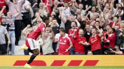 Tampil di hadapan pendukungnya sendiri Setan Merah tampil memukau dan berhasil mengunci kemenangan dengan skor meyakinkan 3-1 atas Meriam London. (AP/Dave Thompson)