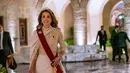 Tampak Ratu Rania yang juga ibu Pangeran Hussein mengenakan gaun bernuansa krem dari koleksi couture Spring/Summer 2023 Elie Saab. [Foto: IG/queenrania].
