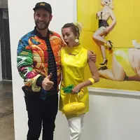 Pasangan yang kerap putus nyambung dalam hubungannya, Miley Cyrus dan Liam Hemsworth terlihat melenggang bersama di sebuah acara peresmian gallery seni Pal. Cyrus dan Liam tampak mesra saat itu. (Instagram/thejunkfairyokc)