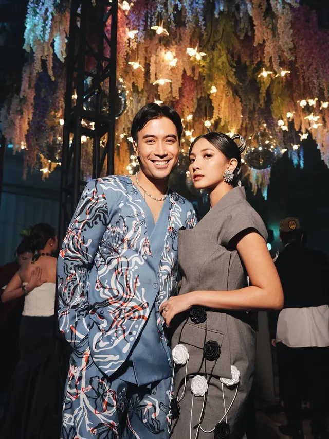 Outfit kondangan Vidi Aldiano dan Sheila Dara