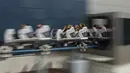 Pengunjung menaiki roller coaster (Objectif Mars) di taman hiburan Futuroscope, Chasseneuil-du-Poitou, Prancis, 19 Agustus 2022. Objectif Mars menggabungkan elemen perjalanan gelap dan teknologi pendidikan untuk mensimulasikan sesi pelatihan dan misi yang berani ke Mars. (GUILLAUME SOUVANT/AFP)