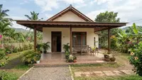 6 Model Rumah Kampung Sederhana dengan Teras Luas, Nyaman untuk Bersantai