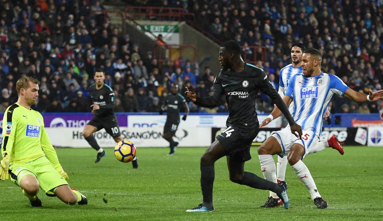 Proses terjadinya gol yang dicetak gelandang Chelsea, Tiemoue Bakayoko, ke gawang Huddersfield pada laga Premier League di Stadion John Smith, Huddersfield, Selasa (12/12/2017). Huddersfield kalah 1-3 dari Chelsea. (AFP/Oli Scarff)