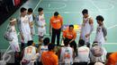 Pelatih Pelita Jaya, Benjamin Alvarezsipin III (ketiga kanan hadap lensa) memberikan arahan jelang laga melawan Bimasakti di Indonesia Basketball League 2015-2016, Jakarta, Rabu (13/1/2016). Pelita Jaya unggul 86-36. (Liputan6.com/Helmi Fithriansyah)