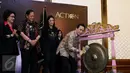 Ketua Badan Ekonomi Kreatif, Triawan Munaf memukul gong pada acara pengukuhan dan pelantikan pengurus besar PARFI 56 Jakarta, Senin (24/10). Melalui musyawarah Marcella Zalianty resmi dipilih menjadi ketua umum awal Oktober. (Liputan6.com/Herman Zakharia)