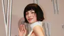 Gaya Nana eks Afterschool paling disorot. Pemeran ‘mask girl’ itu tampil berani dengan gaun side boob warna putih yang mengekspos punggungnya. [Dok/Newsen].