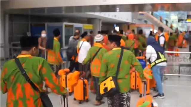 Gus Iqdam dan para jemaahnya masuk di Bandara (Tangkap Layar)