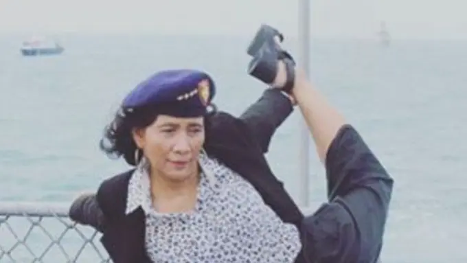 8 Style Kece Bu Susi, Menteri Perikanan yang Super Cuek