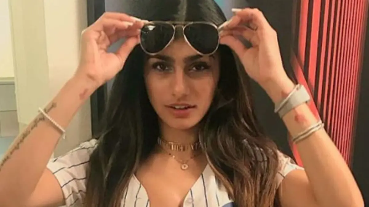 Terhantam Bola Hoki, Implan di Payudara Mia Khalifa Pecah? - ShowBiz  Liputan6.com
