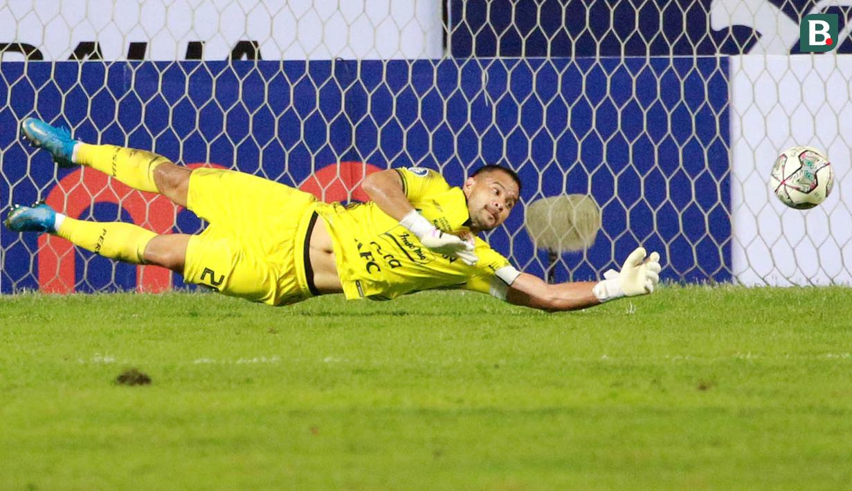 Kiper Persija Jakarta, Andritany Ardhiyasa, berusaha menghalau bola saat melawan Persikabo 1973. (Bola.com/M Iqbal Ichsan)