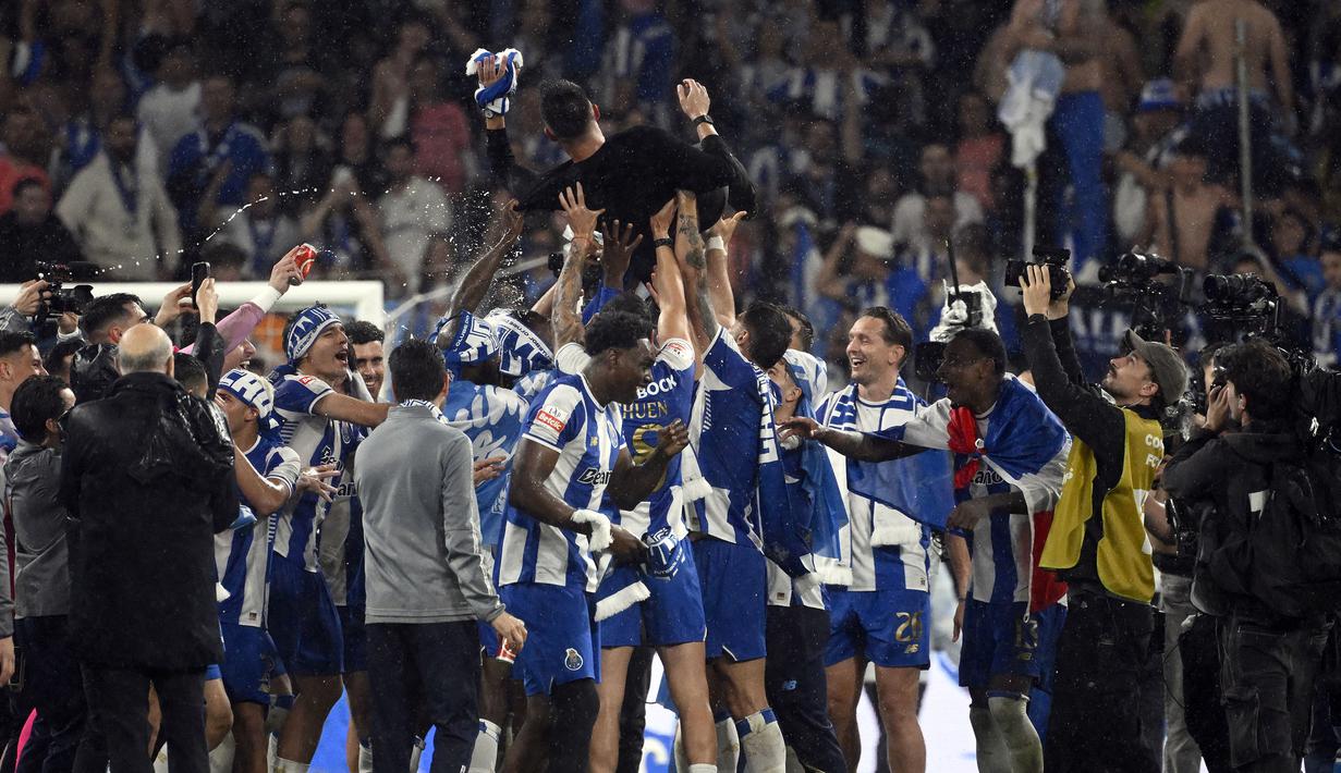 FC Porto resmi mengunci gelar juara Liga Portugal musim 2025/2026 pada Sabtu (02/05/2026) waktu setempat. (AFP/Miguel Riopa)