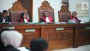 Majelis Hakim memimpin sidang lanjutan aktor Jefri Nichol dengan agenda pembacaan tuntutan di Pengadilan Negeri Jakarta Selatan, Senin (21/10/2019). Jefri Nichol dituntut 10 bulan penjara serta direkomendasikan untuk menjalani rehabilitasi rawat jalan. (Liputan6.com/Immanuel Antonius)
