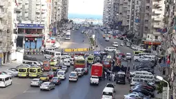 Sejumlah orang bekerja dekat lokasi kebakaran di Alexandria, Mesir, Senin (29/6/2020). Tujuh pasien tewas dan tujuh staf medis terluka ketika kebakaran terjadi di sebuah rumah sakit swasta di Kota Alexandria. (Xinhua/Stringer)