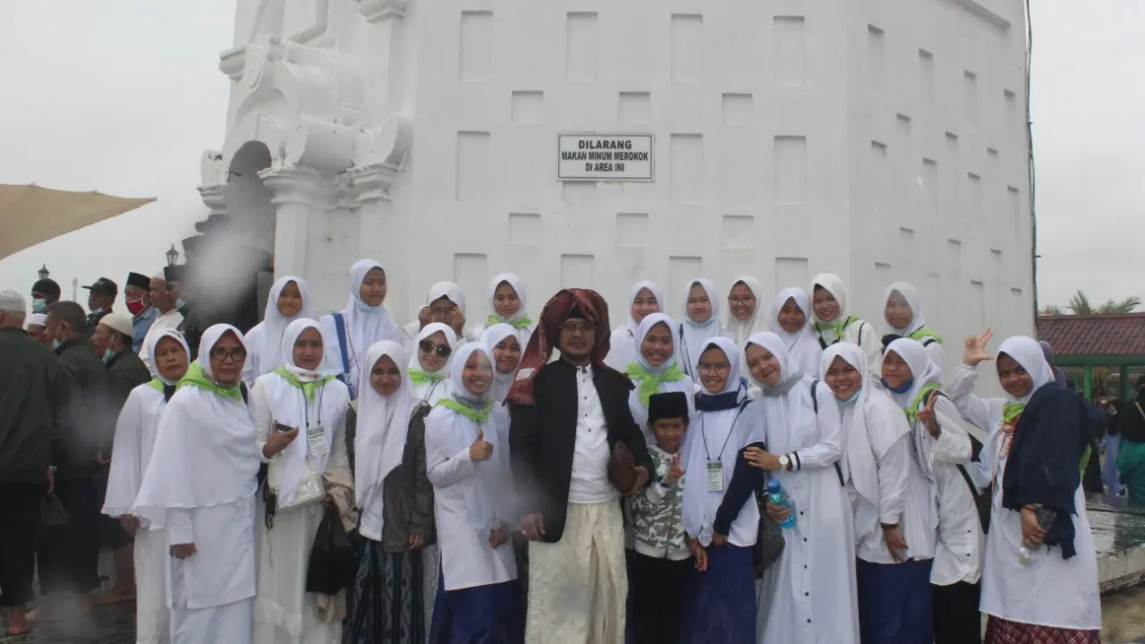 Merawat Tradisi Keramasan dengan Ziarah Waliyulloh ala Pesantren Sadang Lebak Garut