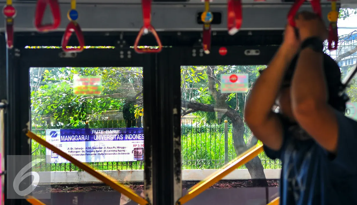 Penumpang saat berada di bus Transjakarta dari halte UI Depok, Jakarta, Senin (25/4/2016). Transjakarta tambha 4 rute baru yakni UI Depok-Manggarai,  Bekasi Timur-Grogol, Bekasi Barat-Bunderan HI dan Bekasi Barat-Tj.Priok. (Liputan6.com/Yoppy Renato)