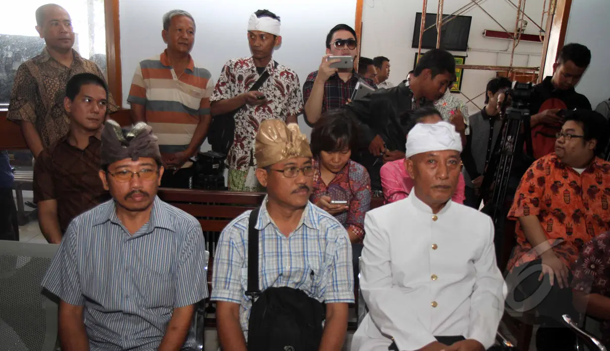 Sejumlah keluarga tampak menghadiri sidang praperadilan Jero Wacik di Pengadilan Negeri Jakarta Selatan, Selasa (28/4/2015). Dalam sidang putusan tersebut, PN Jaksel menolak praperadilan yang diajukan Jero Wacik terhadap KPK. (Liputan6.com/Helmi Afandi)