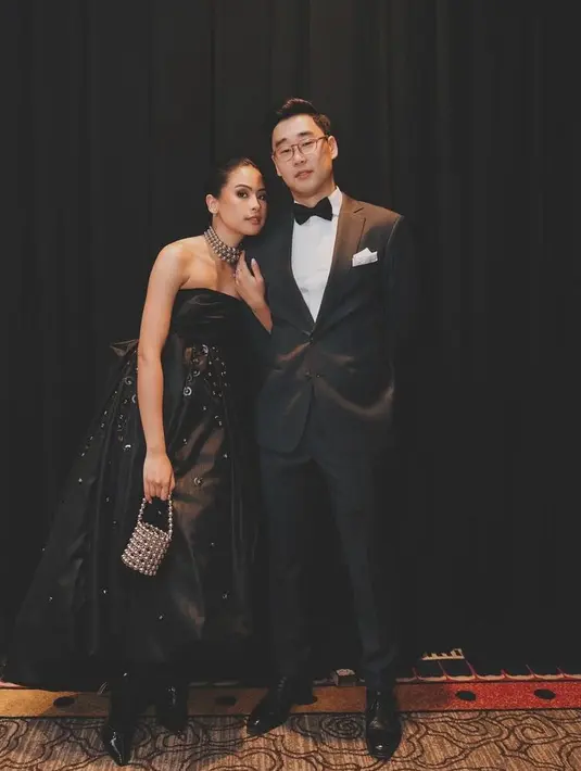 Keduanya tampak rapi, Maudy mengenakan gaun sleeveless warna hitam dan Jesse mengenakan setelan hitamnya.  [@jessechoi_]