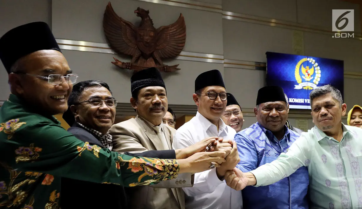 Menteri Agama Lukman Hakim Saifuddin berpose usai menggelar rapat dengan Komisi VIII DPR terkait kenaikan Biaya Penyelenggaraan Ibadah Haji (BPIH) 2018. Sejumlah faktor mempengaruhi kenaikan BPIH 2018. (Liputan6.com/JohanTallo)