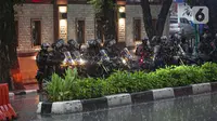 Polisi bersepeda motor dikerahkan di sekitar kawasan Mabes Polri Jakarta, Rabu (31/3/2021). Seorang terduga teroris diduga berupaya melakukan penyerangan ke area Mabes Polri hingga aksi baku tembak dengan polisi pun sempat terjadi. (Liputan6.com/Faizal Fanani)