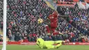 Aksi Sadio Mane mencetak gol ke gawang West Hsam pada laga Premier League pekan ke-28 di Anfield Stadium, Liverpool, (24/2/2018). Liverpool menang 4-1. (Peter Byrne/PA via AP)