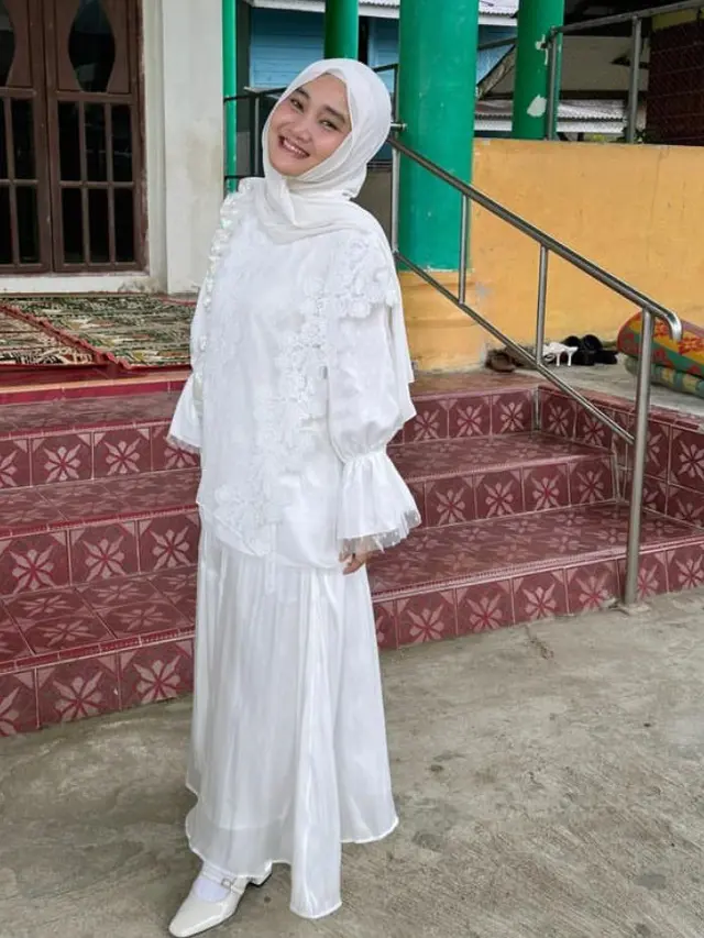 Gaya Artis Tanah Air Dibalut Baju Lebaran Lace Putih saat Lebaran