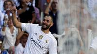 SELEBRASI - Karim Benzema melakukan selebrasi usai mencetak gol bagi Real Madrid ke gawang Granada, Sabtu (19/9/2015) malam WIB. (REUTERS/Sergio Perez) 