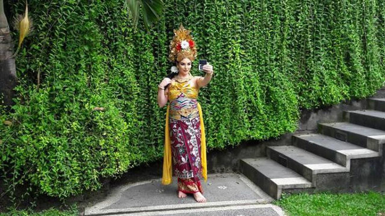 Top 3 Hari Ini: Pramugari Rombongan Raja Arab Berbusana Adat Bali