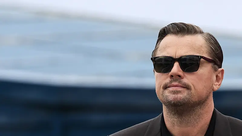 Aktor AS Leonardo DiCaprio pergi setelah menghadiri sesi pemotretan untuk film "Killers of the Flower Moon" di Festival Film Cannes edisi ke-76 di Cannes, Prancis selatan, pada 21 Mei 2023.