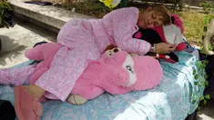 Seorang perempuan berpura-pura tertidur saat perayaan Hari Kemalasan Sedunia atau World Day of Laziness di Itagui, Kolombia, pada 20 Agustus 2023. (Fredy BUILES / AFP)