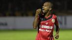 Striker Semen Padang, Nur Iskandar, merayakan gol yang dicetaknya ke gawang PBFC pada laga semifinal Piala Jenderal Sudirman di Stadion Stadion Haji Agus Salim, Padang, Sabtu (16/1/2016). Semen Padang berhasil lolos ke final. (Bola.com/Reza Bachtiar)