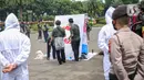 Sejumlah orang yang tergabung dalam KOMPAK menggelar aksi #ParadeMural di Jakarta, Rabu (17/11/2021). Aksi mendesak Presiden untuk mengesahkan Revisi PP 109/2012 tentang pengamanan bahan yang mengandung zat adiktif berupa produk tembakau bagi kesehatan. (Liputan6.com/Faizal Fanani)