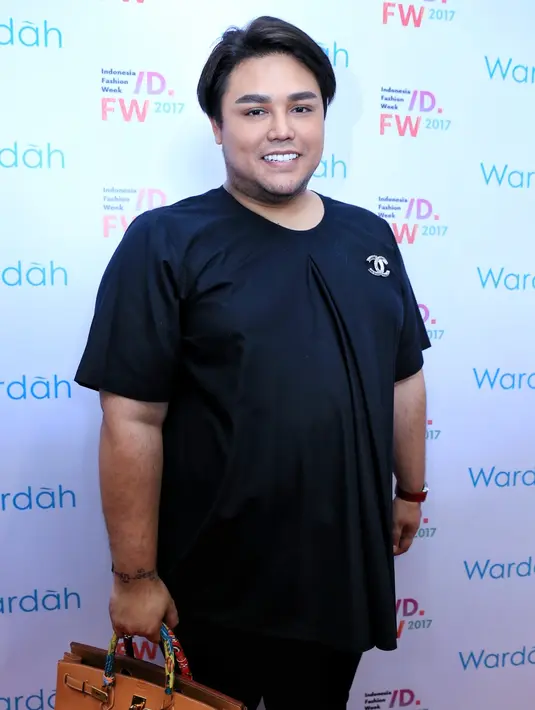 "Insyaallah (benar Ayu mau menikah). Bulan ini sekitar tanggal 20 an," kata Ivan Gunawan, Kamis (18/1/2018). (Adrian Putra/Bintang.com)