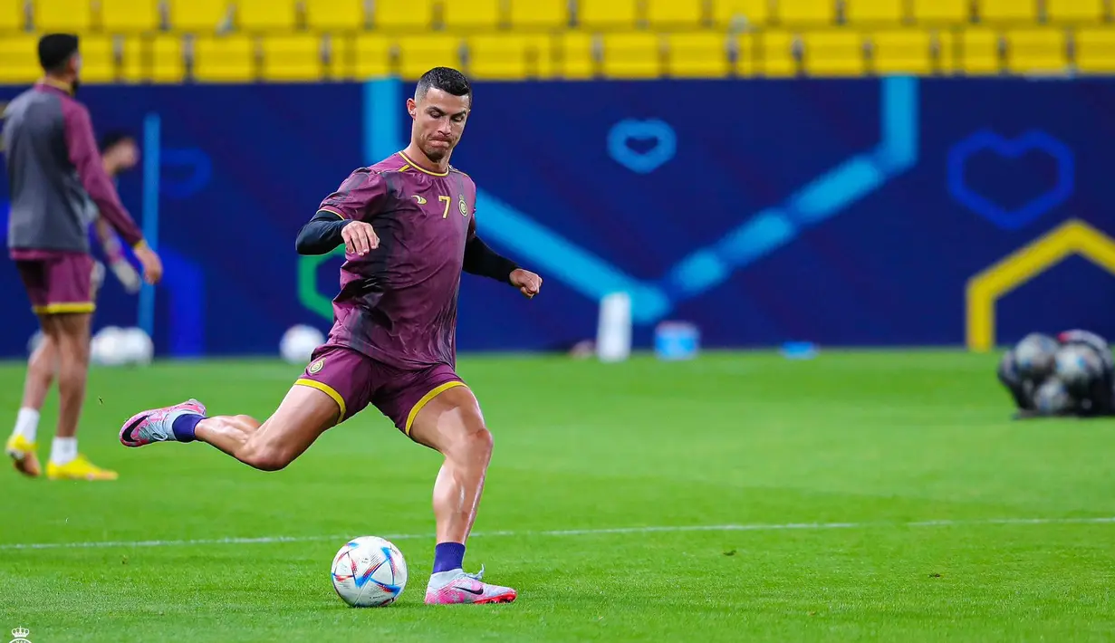 Pemain Al-Nassr, Cristiano Ronaldo, melepaskan tendangan saat sesi latihan jelang menghadapi Al-Adalah pada laga Liga Arab Saudi. Cristiano Ronaldo dkk. bertekad meraih poin maksimal demi naik ke puncak klasemen. (Twitter Al-Nassr )