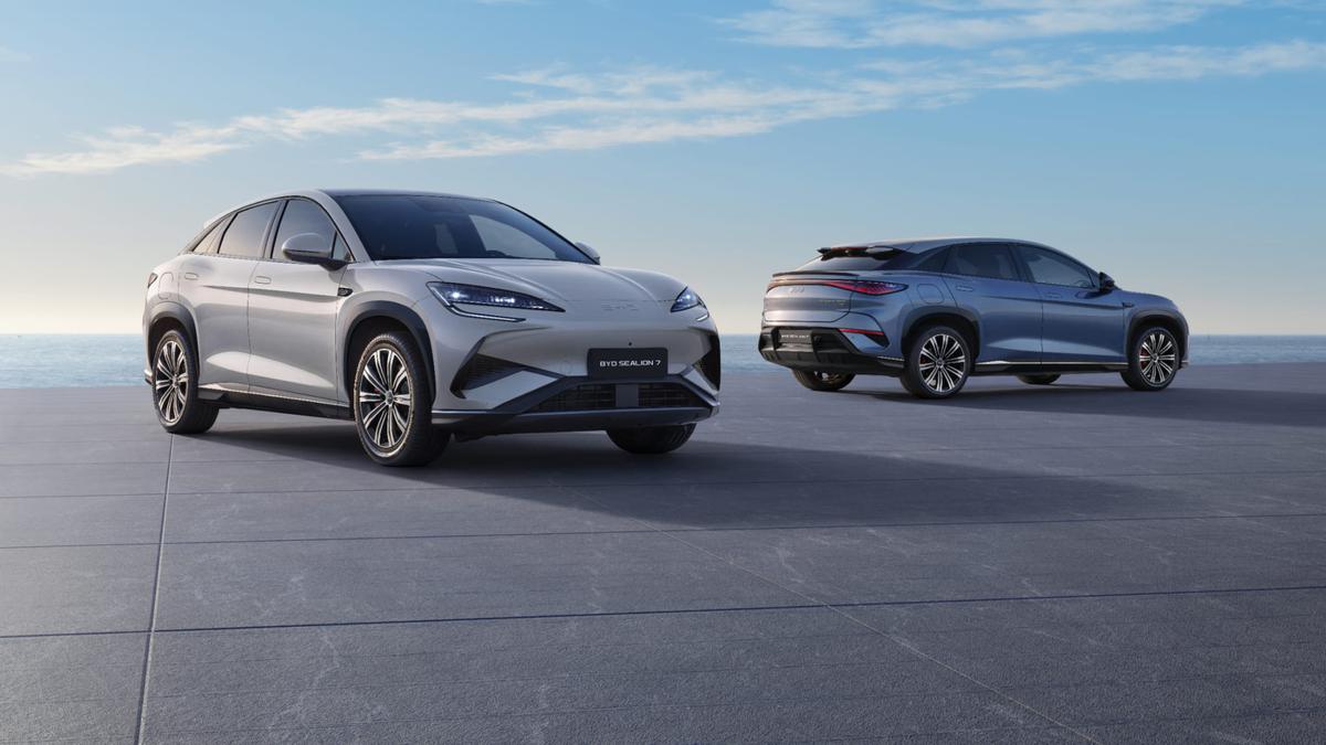 Komparasi Panas EV Crossover, Toyota bZ4X VS BYD Sealion 7 Mana yang Lebih Worth It