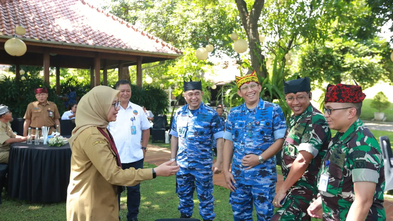 Wakil Asisten Potensi Dirgantara (Aspotdirga) Kepala Staf Angkatan Udara (KASAU) Marsekal Pertama TNI Agus Priyanto (Tengah) temui Bupati Banyuwangi Ipuk Fiestinandani di Pendopo Saba Swagata Blambangan  (Istimewa)