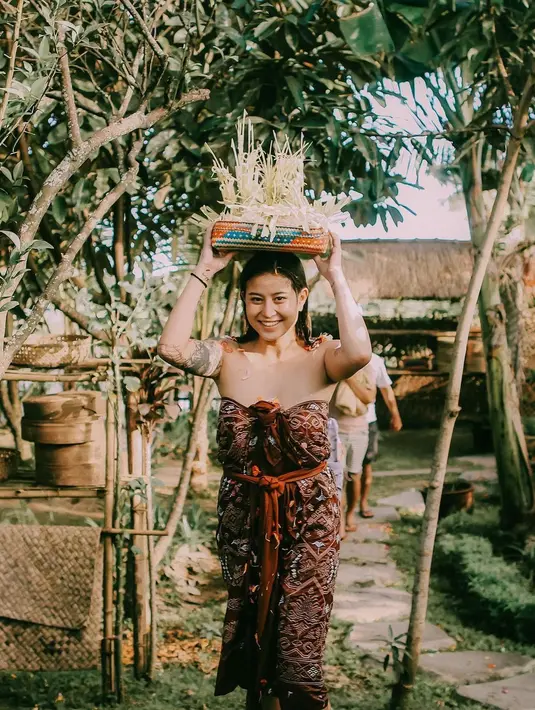 Senyuman menandai kegembiraan Awkarin menjalani prosesi ini. (Foto: Instagram/ awkarin)