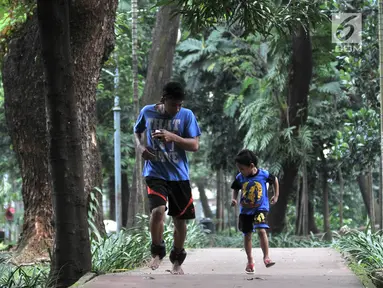 Warga saat berolahraga di Taman Hutan Kota Tebet, Jakarta, Kamis (19/4). Pemprov DKI Jakarta berencana memberdayakan hutan kota sebagai destinasi wisata gratis. (Merdeka.com/Iqbal Nugroho)