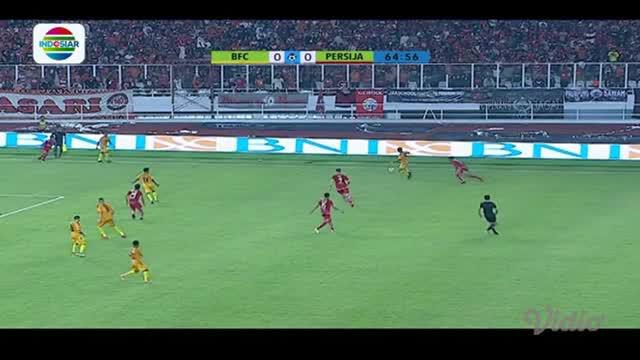 Berita video momen striker anyar Bhayangkara FC, Nikola Komazec, tersenyum setelah melakukan tembakan yang melambung ke atas gawang Persija Jakarta dalam laga pembuka Liga 1 2018, Jumat (23/3/2018).