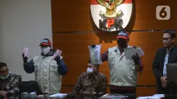 Petugas KPK menunjukkan hasil OTT terhadap Bupati Kutai Timur Ismunandar di Gedung KPK, Jakarta, Jumat (3/7/2020). KPK menyita barang bukti uang tunai Rp 170 juta, buku tabungan dengan saldo Rp 4,8 miliar, dan sertifikat deposito Rp 1,2 miliar. (merdeka.com/Imam Buhori)